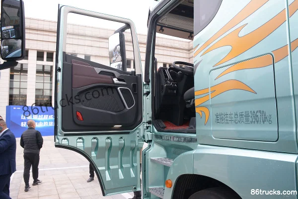 FAW Jiefang Qingdao Yingtu Business Class 580hp 6X4(10 wheels) LNG Automatic Tractor Truck (Hydraulic Retarder) Cab (1) | 86Trucks