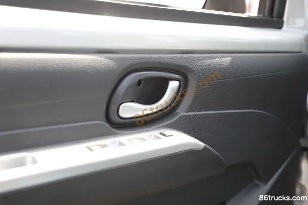 Dongfeng EV80 3T 3.05m Single Row Pure Electric Panel Light Truck 39.168kWh 4X2(6 wheels) Interior (3) | 86Trucks