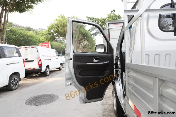 Dongfeng C31S 2025 LV0 1.6L 122 hp 4X2(6 wheels) gasoline 3.05m single-row stake micro truck Cab (1) | 86Trucks