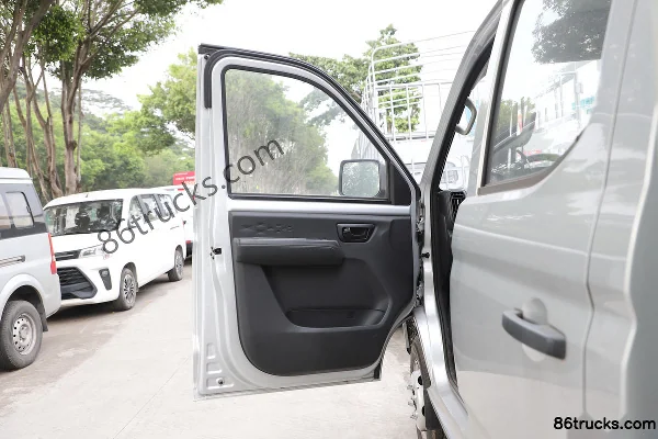 Dongfeng D72 LV1 2.0L 142hp 4X2(6 wheels) Gasoline 2.61m Double Row Van Truck (China VI) Cab (1) | 86Trucks