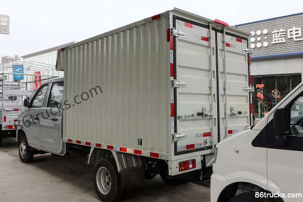 Dongfeng D72 LV1 2.0L 142hp 4X2(6 wheels) Gasoline 2.61m Double Row Van Truck (China VI) Body (2) | 86Trucks