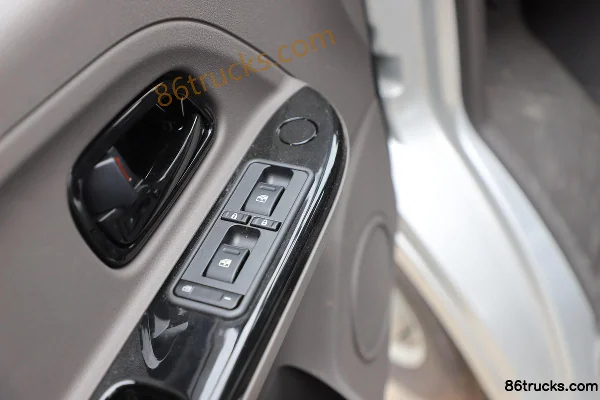 Dongfeng EV150 3.5T 3.5m Single Row Pure Electric Stake Light Truck 55.7kWh 4X2(6 wheels) Interior (3) | 86Trucks