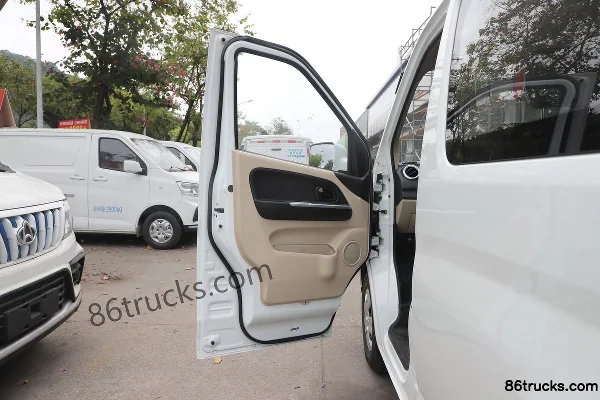 Changan Ruixing EM80 2023 5 places 4,805 m fourgon fermé électrique pur toit plat portes battantes arrière 41,932 kWh Cabine (1) | 86Trucks