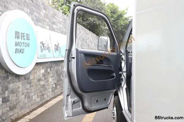 Jinbei T5 Standard Type 1.6L 123 hp 4X2(6 wheels) gasoline 3.4m single-row box mini truck Cab (1) | 86Trucks