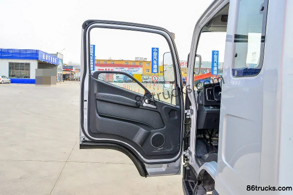 FAW Jiefang J6F Zhaocaihu 137hp 4X2(6 wheels) 3.82m Semi-row Flatbed Light Truck (6-speed Transmission) Cab (1) | 86Trucks