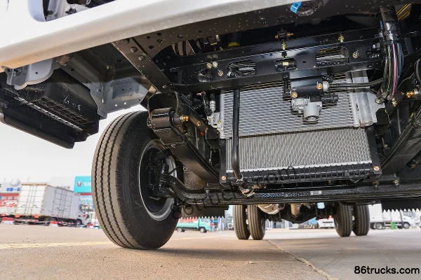 FAW Jiefang J6F Zhaocaihu 137hp 4X2(6 wheels) 3.82m Semi-row Flatbed Light Truck (6-speed Transmission) Chassis (2) | 86Trucks