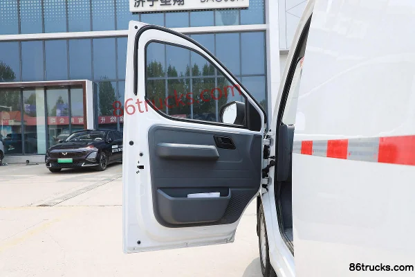 Wuling Yangguang Practical Type 2024 Model 2.9T 2-seat 4.985m pure electric closed van 41.9kWh Cab (1) | 86Trucks