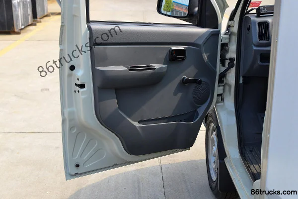 Foton Xiangling V1 1.6L 122hp Gasoline 4X2(6 wheels) 2.8m refrigerated truck (Chengli brand) Cab (2) | 86Trucks