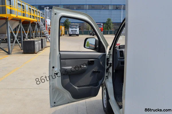 Foton Xiangling V1 1.6L 122hp Gasoline 4X2(6 wheels) 2.8m refrigerated truck (Chengli brand) Cab (1) | 86Trucks
