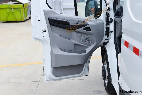 SAIC MAXUS V90 150ch 4X2(6 roues) camion frigorifique 5.94m empattement long toit haut (double pneus arrière) (marque Chengliwei) Cabine (2)