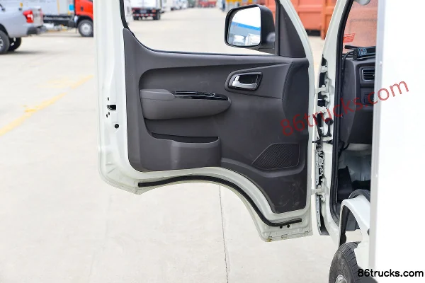 Foton Xiangling M1 1.6L 122 hp Gasoline 4X2(6 wheels) 3.12m Refrigerated Truck (Chengli Brand) Cab (2) | 86Trucks