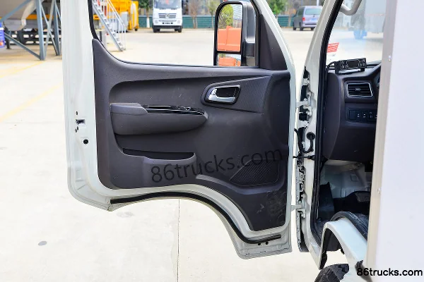 Foton Xiangling M2 1.6L 122 hp gasoline 4X2(6 wheels) 3.5 m refrigerated truck (Chengli brand) Cab (2) | 86Trucks
