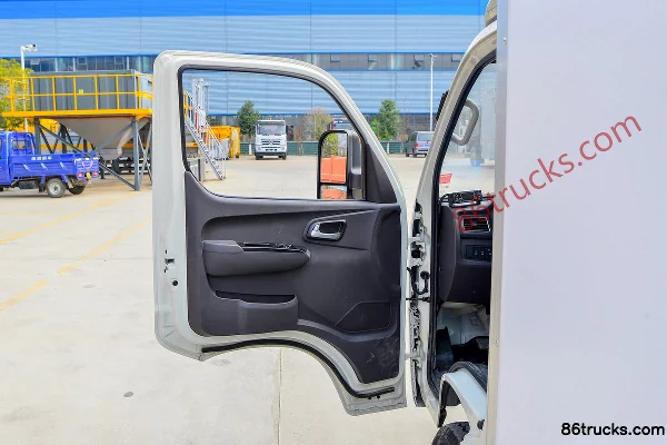 Foton Xiangling M2 1.6L 122 hp gasoline 4X2(6 wheels) 3.5 m refrigerated truck (Chengli brand) Cab (1) | 86Trucks