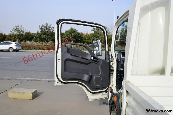 Sinotruk HOWO Hanjun M 140hp 4X2(6 wheels) 4.15m single-row flatbed light truck Cab (1) | 86Trucks