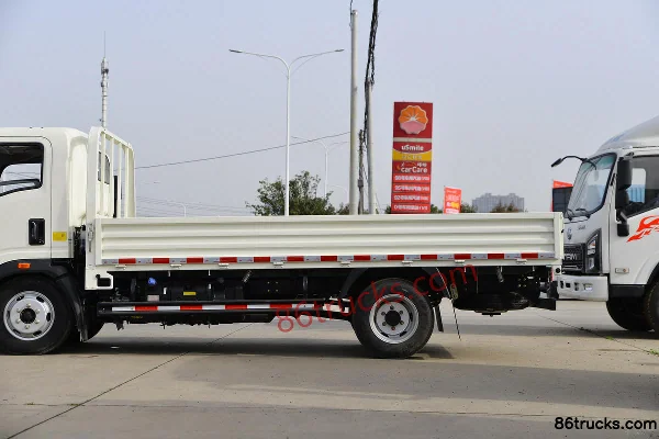Sinotruk HOWO Hanjun M 140hp 4X2(6 wheels) 4.15m single-row flatbed light truck Body (3) | 86Trucks