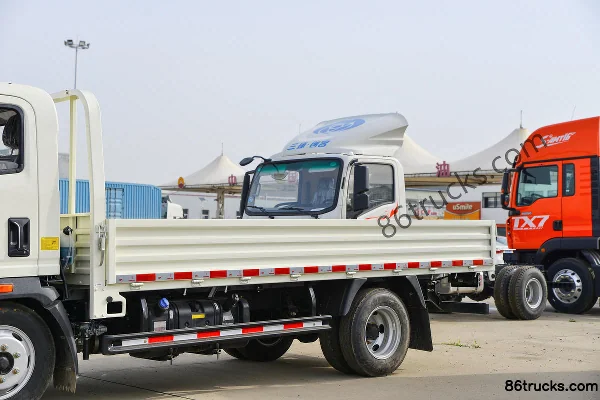 Sinotruk HOWO Hanjun M 140hp 4X2(6 wheels) 4.15m single-row flatbed light truck Body (1) | 86Trucks