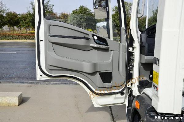 Sinotruk HOWO Tongshuai 160 hp 4X2(6 wheels) 4.15m AMT automatic single-row van light truck Cab (2) | 86Trucks