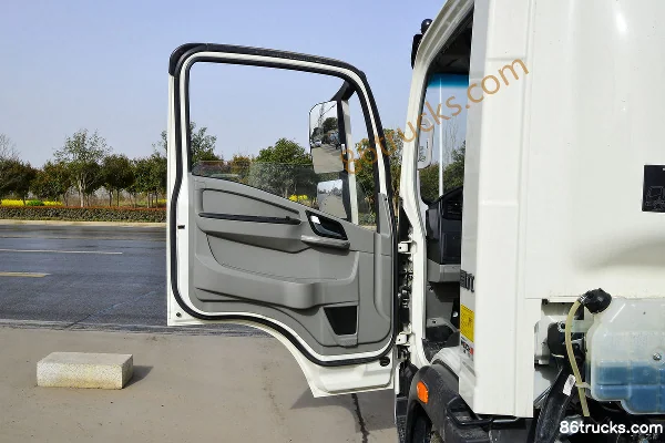 Sinotruk HOWO Tongshuai 160 hp 4X2(6 wheels) 4.15m AMT automatic single-row van light truck Cab (1) | 86Trucks