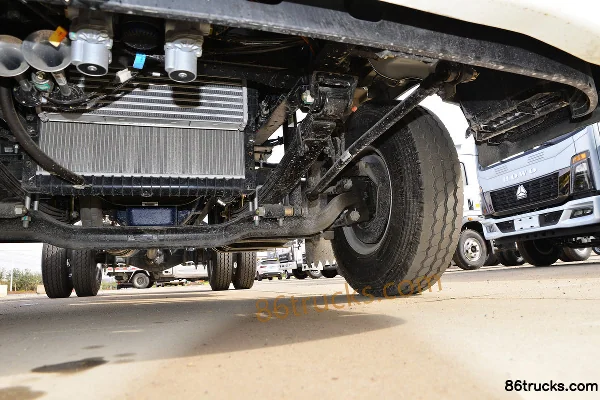 Sinotruk HOWO Tongshuai 160 hp 4X2(6 wheels) 4.15m AMT automatic single-row van light truck Chassis (3) | 86Trucks