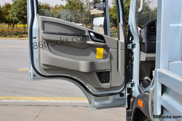 Sinotruk HOWO Tongshuai 145hp 4X2(6 wheels) 4.15m Single Row Flatbed Light Truck (Fast Gear 8-speed) Cab (2) | 86Trucks