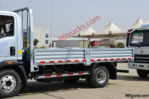 Sinotruk HOWO Tongshuai 145hp 4X2(6 wheels) 4.15m Single Row Flatbed Light Truck (Fast Gear 8-speed) Body (1) | 86Trucks