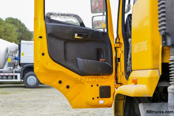 SAIC Hongyan Jiebao 350 ch 8X4(12 roues) camion de transport de boue (marque Huawei Chile) Cabine (2) | 86Trucks