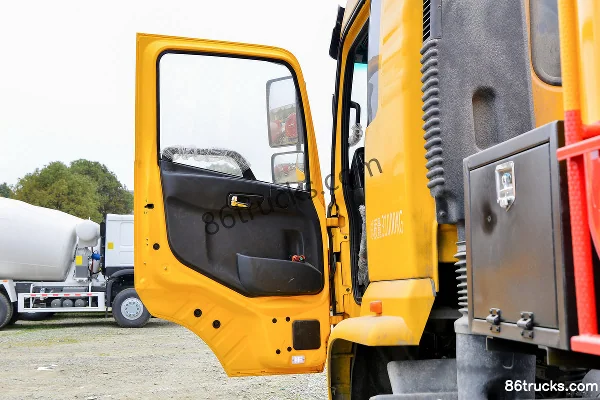 SAIC Hongyan Jiebao 350 ch 8X4(12 roues) camion de transport de boue (marque Huawei Chile) Cabine (1) | 86Trucks
