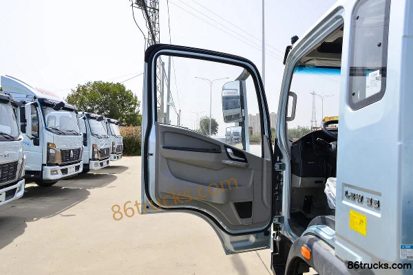 Sinotruk HOWO Tongshuai 140 hp 4X2(6 wheels) 3.85m half-row flatbed light truck (China VI) Cab (1) | 86Trucks