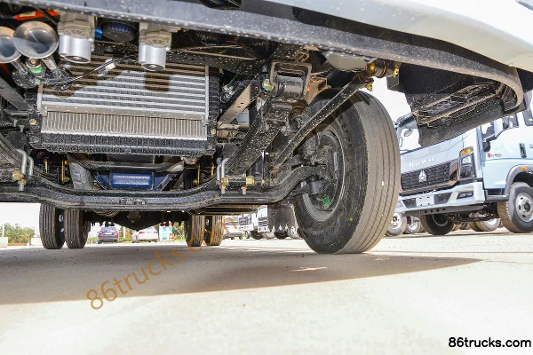 Sinotruk HOWO Tongshuai 140 hp 4X2(6 wheels) 3.85m half-row flatbed light truck (China VI) Chassis (3) | 86Trucks