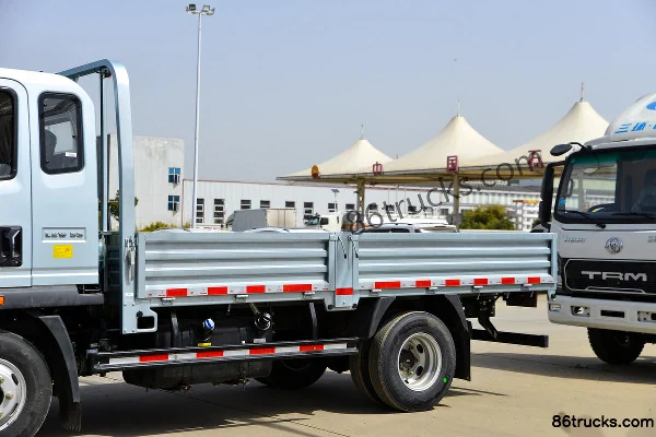 Sinotruk HOWO Tongshuai 140 hp 4X2(6 wheels) 3.85m half-row flatbed light truck (China VI) Body (1) | 86Trucks