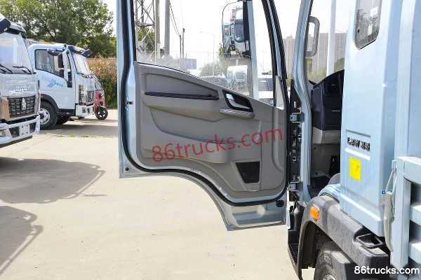 Sinotruk HOWO Tongshuai 170hp 4X2(6 wheels) 3.85m single-row flatbed light truck Cab (2) | 86Trucks