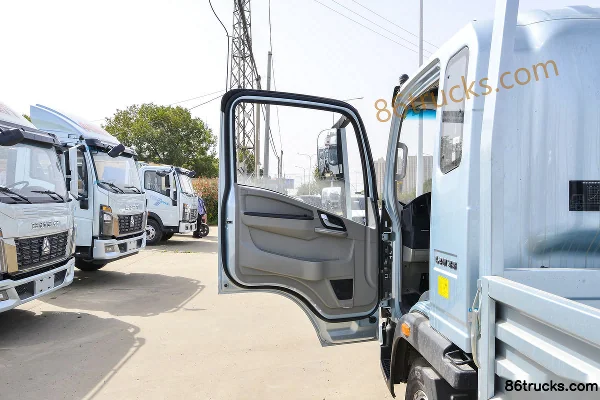 Sinotruk HOWO Tongshuai 170hp 4X2(6 wheels) 3.85m single-row flatbed light truck Cab (1) | 86Trucks