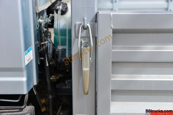 Sinotruk HOWO Tongshuai 170hp 4X2(6 wheels) 3.85m single-row flatbed light truck Body (3) | 86Trucks