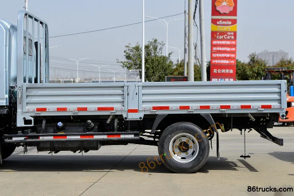 Sinotruk HOWO Tongshuai 170hp 4X2(6 wheels) 3.85m single-row flatbed light truck Body (2) | 86Trucks