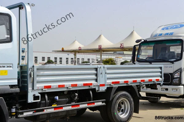 Sinotruk HOWO Tongshuai 170hp 4X2(6 wheels) 3.85m single-row flatbed light truck Body (1) | 86Trucks
