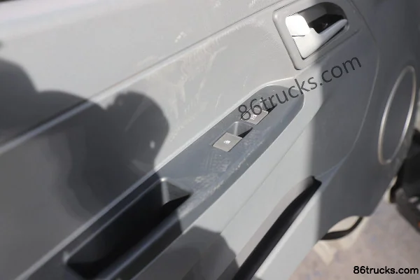 JAC Junling V6 137hp 4X2(6 wheels) 4.15m Single Row Box Light Truck (China VI) Cab (3) | 86Trucks