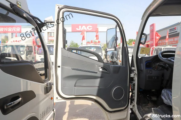 JAC Junling V6 137hp 4X2(6 wheels) 4.15m Single Row Box Light Truck (China VI) Cab (1) | 86Trucks