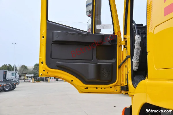 SAIC Hongyan Genlyon C6e 460 hp 8X4(12 wheels) cleaning and suction truck (Huawei Chile brand) Cab (2) | 86Trucks