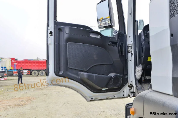 Sinotruk Sitrak C5H 350 hp 8X4(12 wheels) Low Density Powder Material Transport Truck (China VI) (Huawei Chille Brand) Cab (2) | 86Trucks