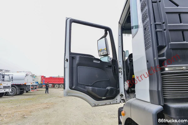 Sinotruk Sitrak C5H 350 hp 8X4(12 wheels) Low Density Powder Material Transport Truck (China VI) (Huawei Chille Brand) Cab (1) | 86Trucks