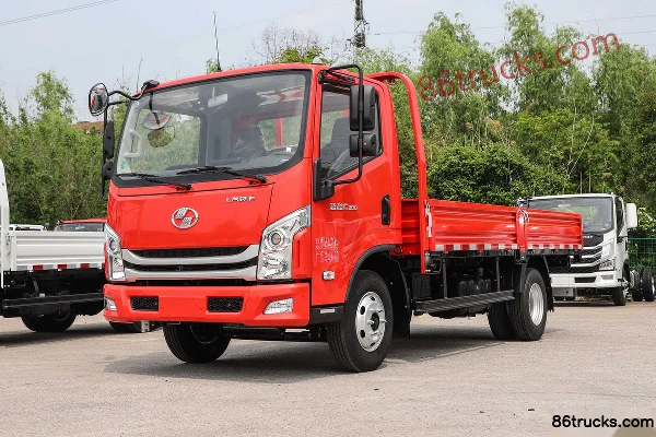 Yuejin Chaoyue C300 Value Edition 155hp 4X2(6 wheels) 4.2m single-row flatbed light truck Exterior (3) | 86Trucks