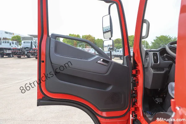 Yuejin Chaoyue C300 Value Edition 155hp 4X2(6 wheels) 4.2m single-row flatbed light truck Cab (2) | 86Trucks