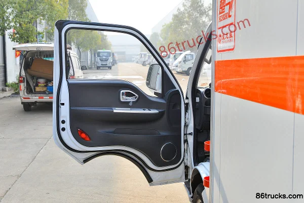 Dongfeng Tuyi T5 1.5L 113 hp gasoline 4X2(6 wheels) flammable liquid van truck (Chufei brand) Cab (1) | 86Trucks