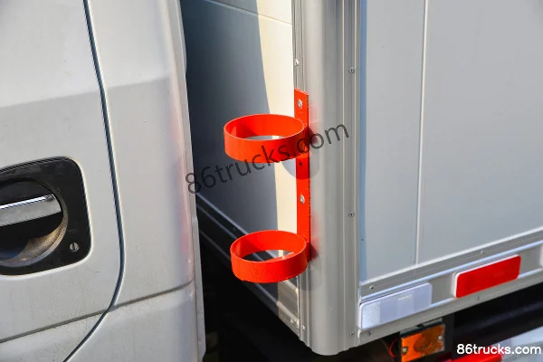 Dongfeng Tuyi T5 1.5L 113 hp gasoline 4X2(6 wheels) flammable liquid van truck (Chufei brand) Body (2) | 86Trucks