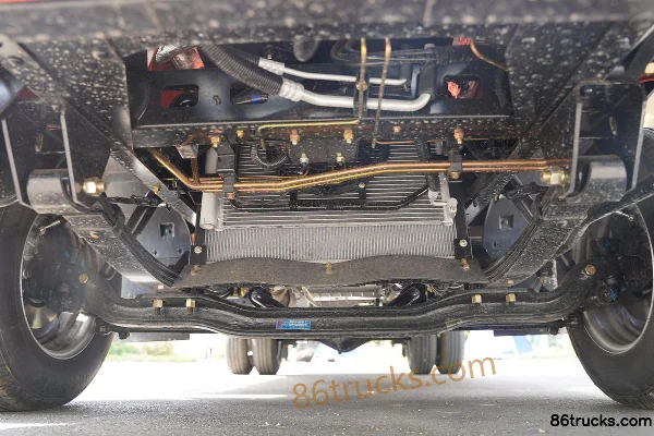 Dongfeng Duolika D5 Super Power 2.0L 150 hp 4X2(6 wheels) Gasoline 4.02m single-row box van light truck Chassis (1) | 86Trucks