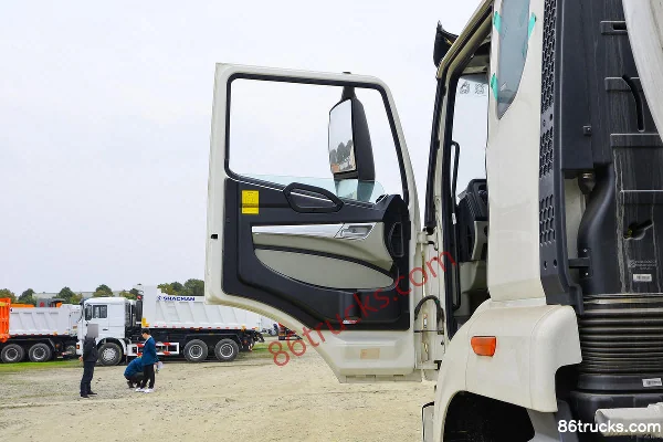 Sinotruk HOWO N5G 350 ch 8X4(12 roues) Camion transport de poudre à faible densité (marque Huaxia Chille) Cabine (1) | 86Trucks
