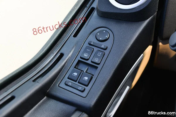 Sinotruk HOWO TX Heavy Truck 25T 6X4(10 wheels) battery-swap electric tractor truck 350kWh Cab (3) | 86Trucks