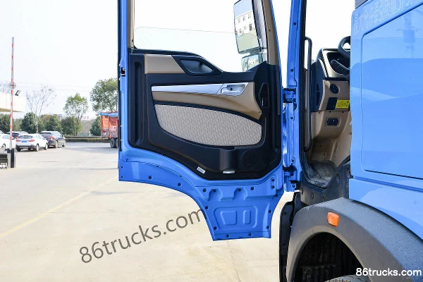 Sinotruk HOWO TX Heavy Truck 25T 6X4(10 wheels) battery-swap electric tractor truck 350kWh Cab (2) | 86Trucks
