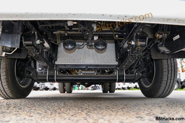 Foton Aumark M 2.0L 144hp 4X2(6 wheels) Gasoline 3.535m Semi-Cab Wing Opening Van Small Truck Chassis (1) | 86Trucks