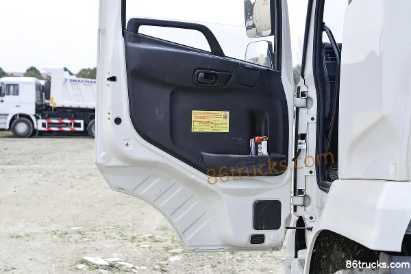 Dongfeng Commercial Vehicle Tianjin VR 230hp 4X2(6 wheels) Tank Truck (Huawei Chiled Brand) Cab (2) | 86Trucks